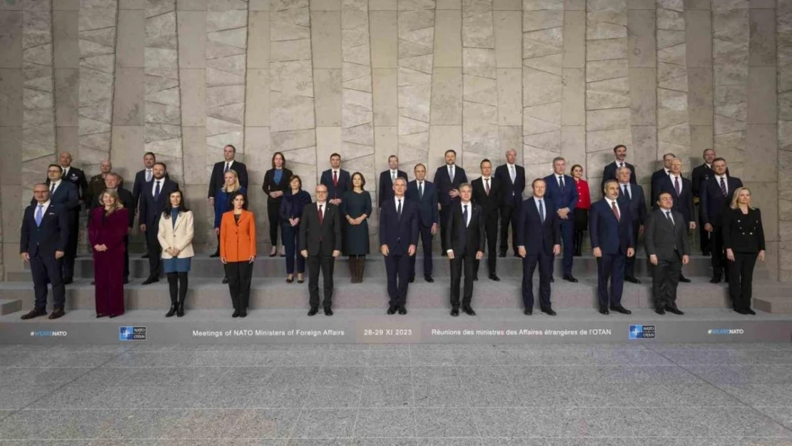 NATO Dışişleri Bakanlarından aile fotoğrafı