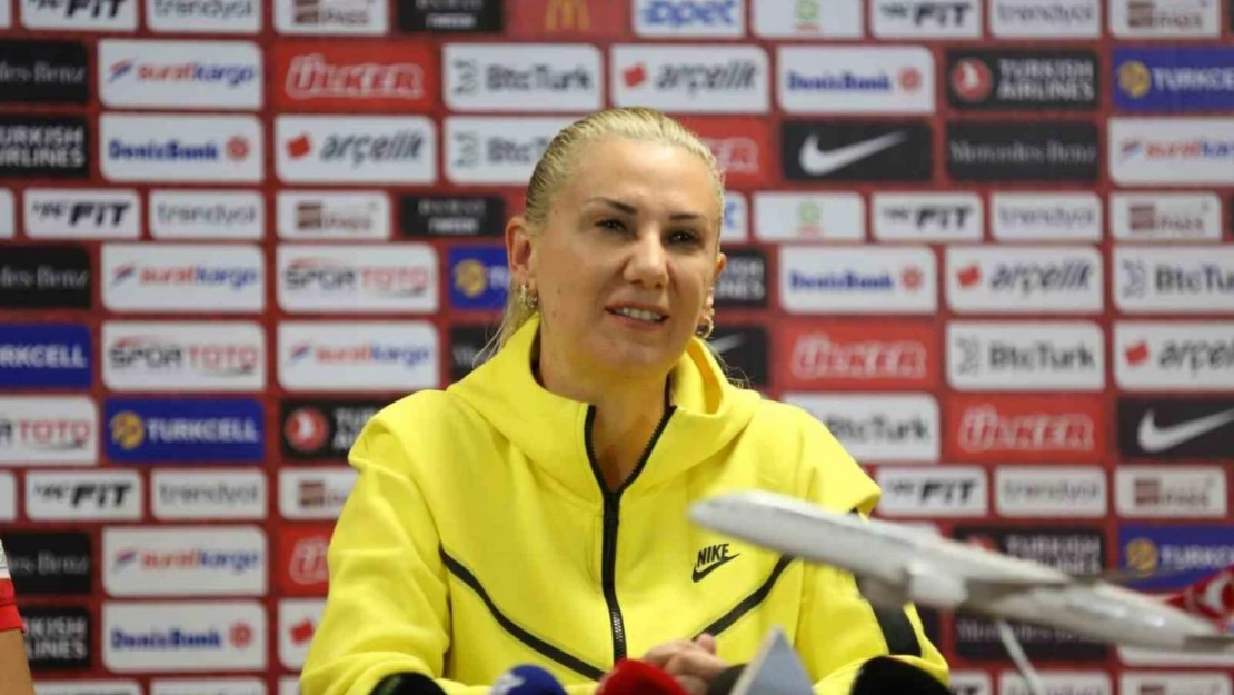 Necla Kıragası: 'Kadın futbolunun tarihi bu kızlarla yazılıyor'