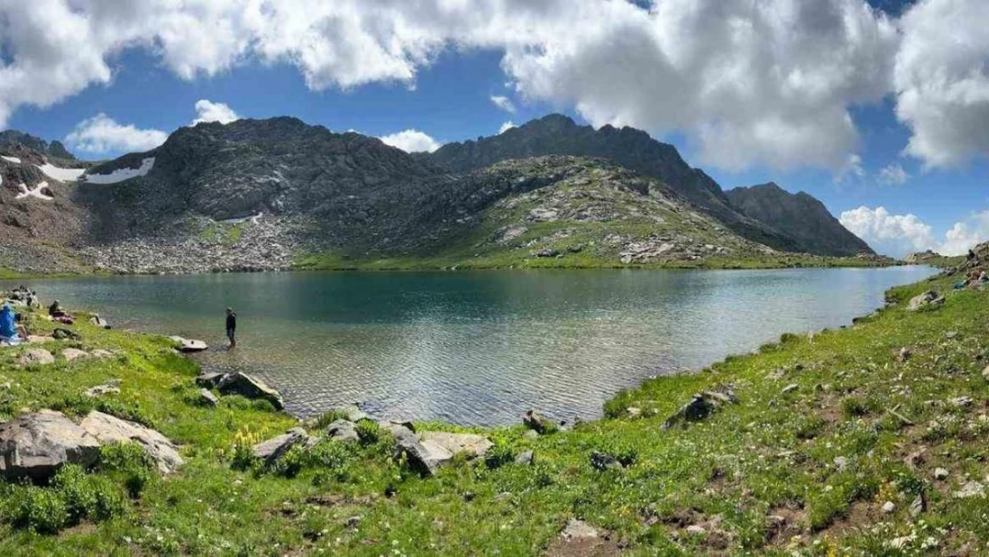 Nefes kesen manzarada yorulmadan yürüdüler