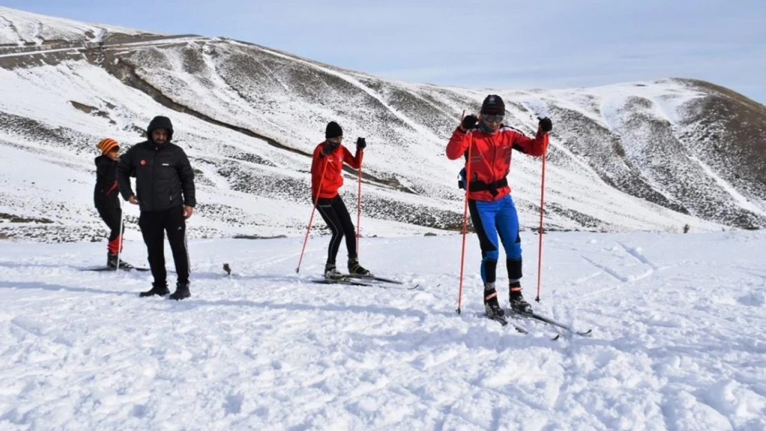 Nemrut Dağı'nda kayaklı koşu antrenmanı