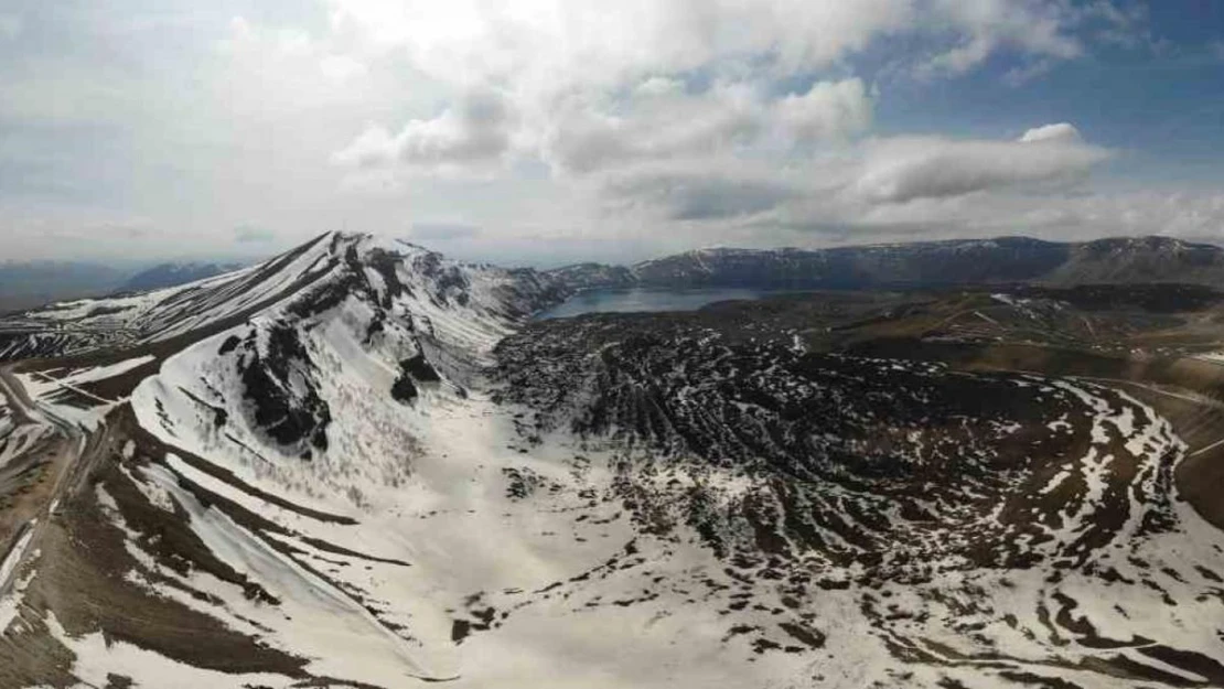 Nemrut Kalderası ilkbaharla birlikte görsel şölen sunuyor