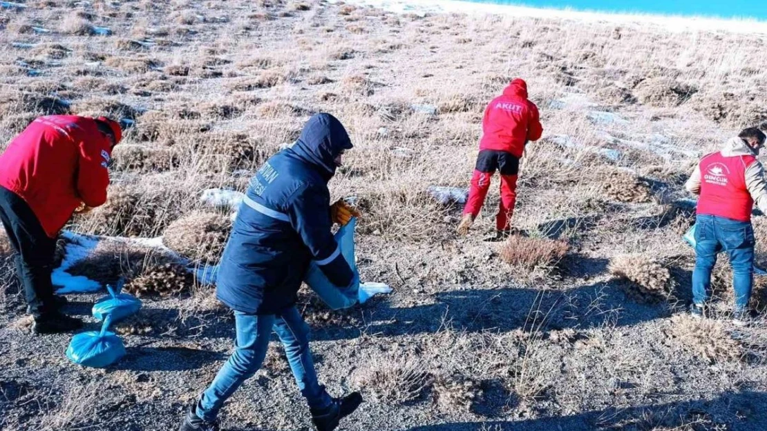 Nemrut Kalderası'ndaki yaban hayvanları için yem bırakıldı