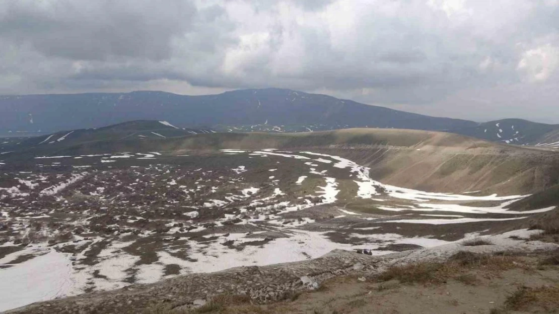 Nemrut Krater Gölü'nde iki mevsim bir arada yaşanıyor