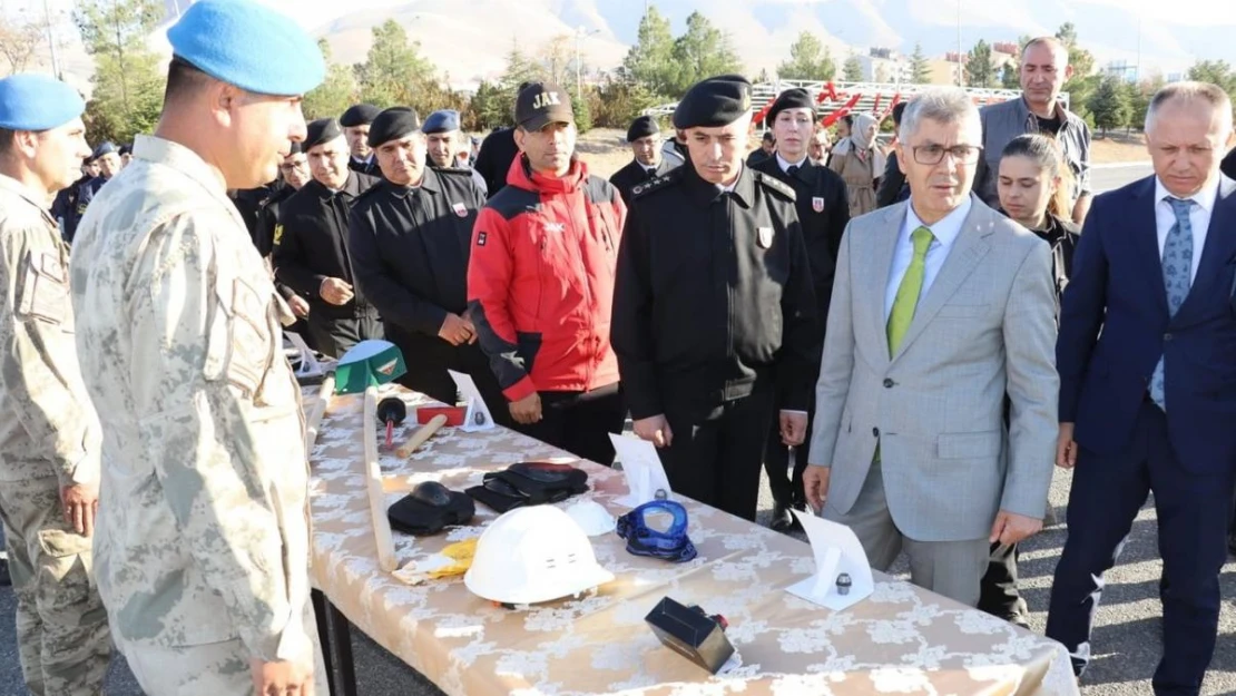 Niğde'de arama kurtarmada kullanılmak üzere alınan malzemeler jandarma ekiplerine teslim edildi