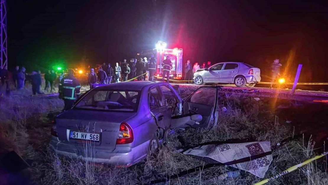 Niğde'de iki otomobil kafa kafaya çarpıştı: 2 ölü, 3 yaralı