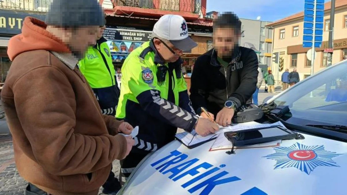 O saatler arasında caddeye girenler polis ekiplerine takılıyor