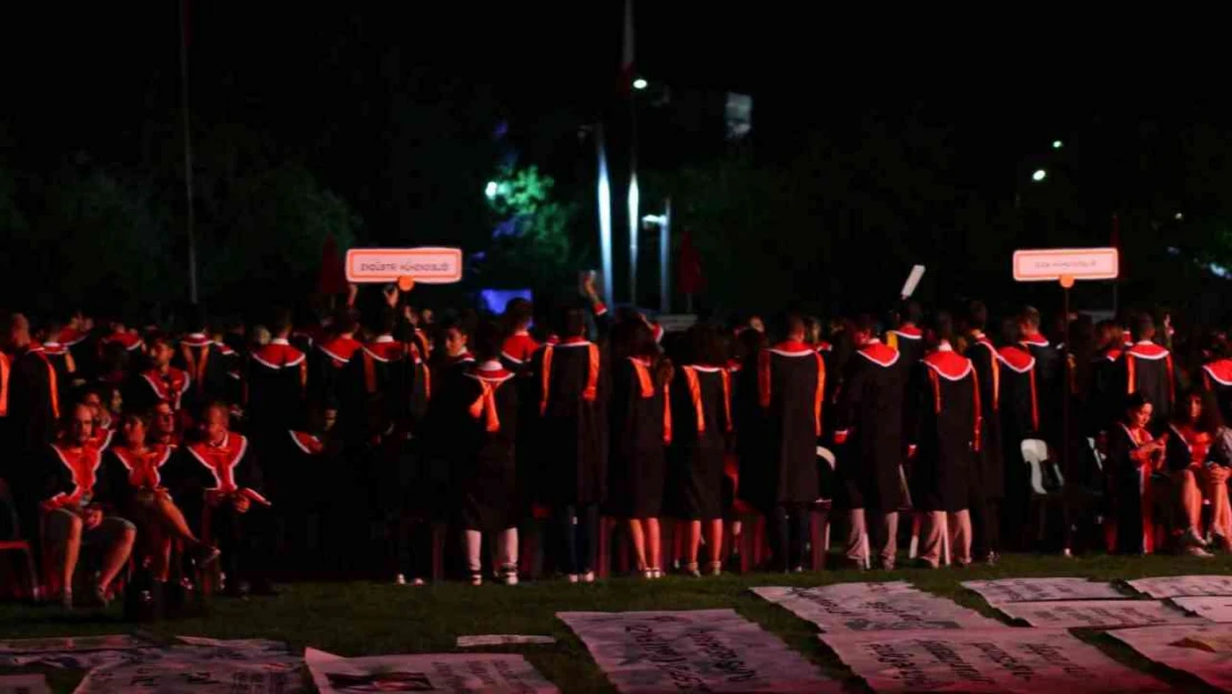 ODTÜ öğrencileri, 2 haftalık Rektör Yozgatlıgil'in konuşmasını sahnenin elektriklerini keserek protesto etti