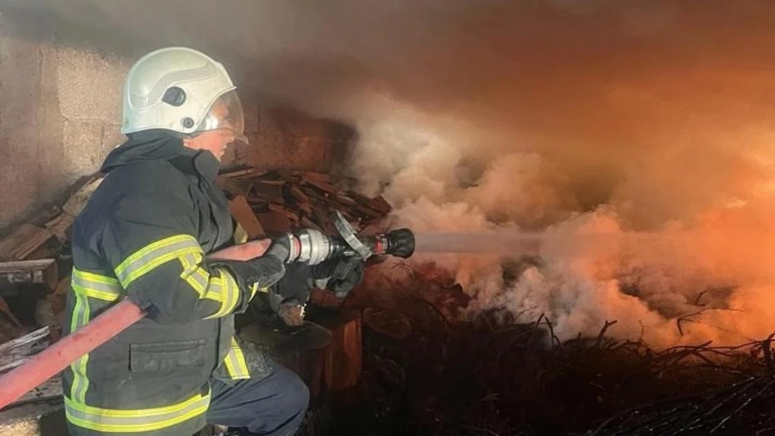 Odunlukta çıkan yangını itfaiye ekipleri söndürdü