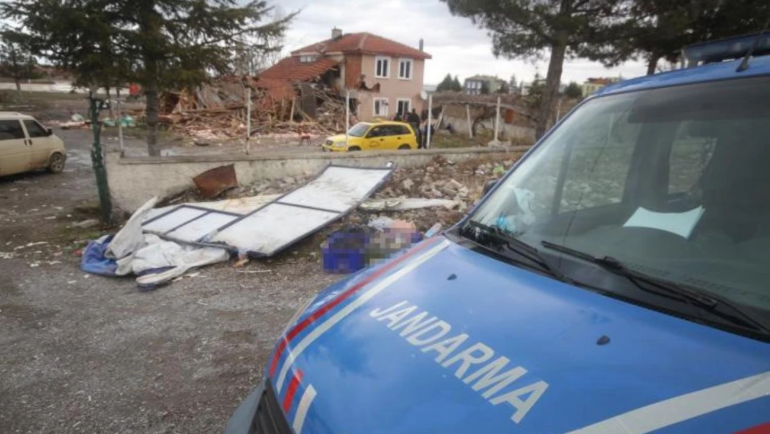 Öfkeli müşteri iş makinesiyle alkollü restoranı ve büfeyi yerle bir etti