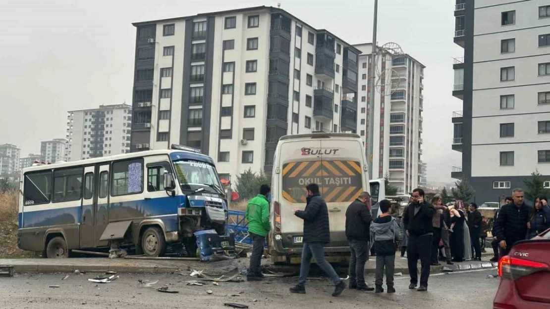 Öğrenci servisi ile yolcu minibüsü çarpıştı: 6 yaralı