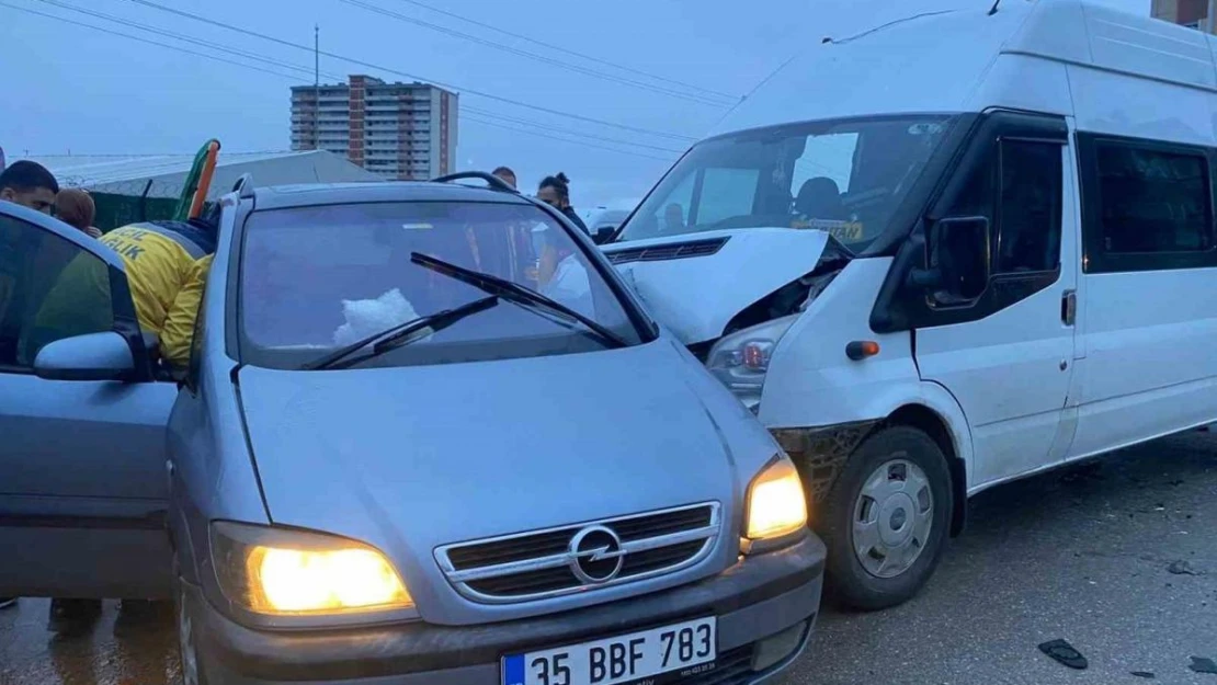 Öğrenci servisi otomobile çarptı: 1 yaralı