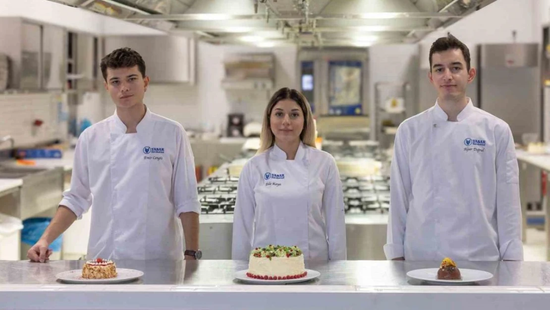 Öğrenci tasarımı yılbaşı pastası