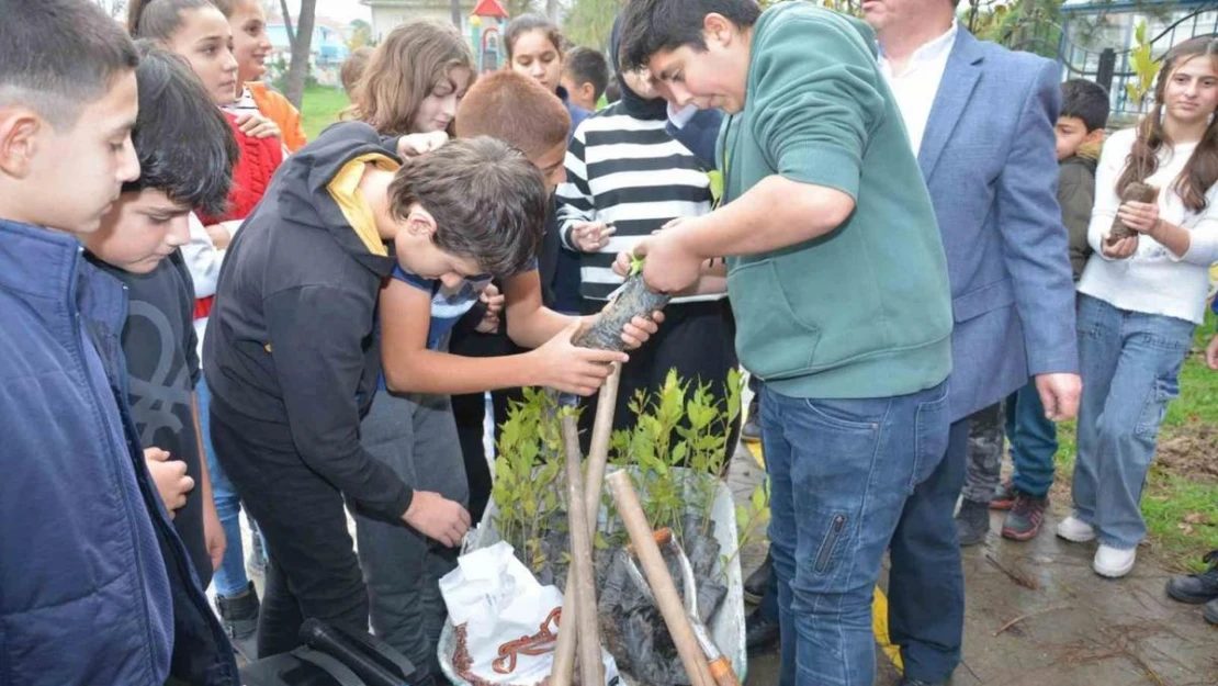 Öğrenciler Filistinli şehit çocuklar anısına fidan dikti