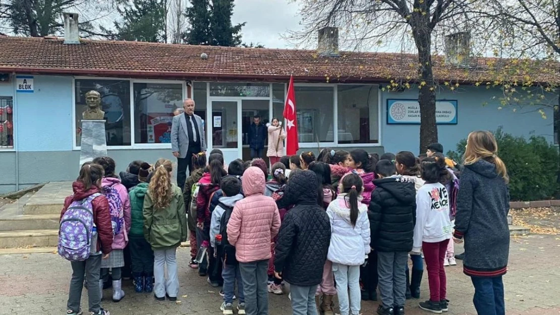 Öğrenciler, şehitler içim saygı duruşunda bulundu