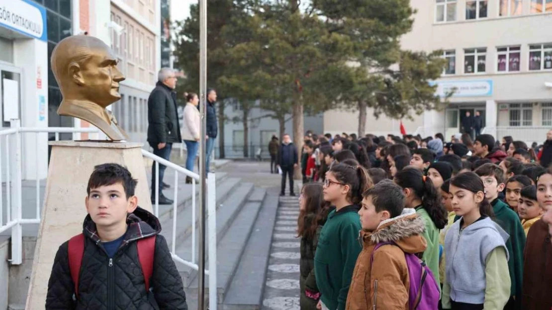 Öğrenciler şehitleri andı