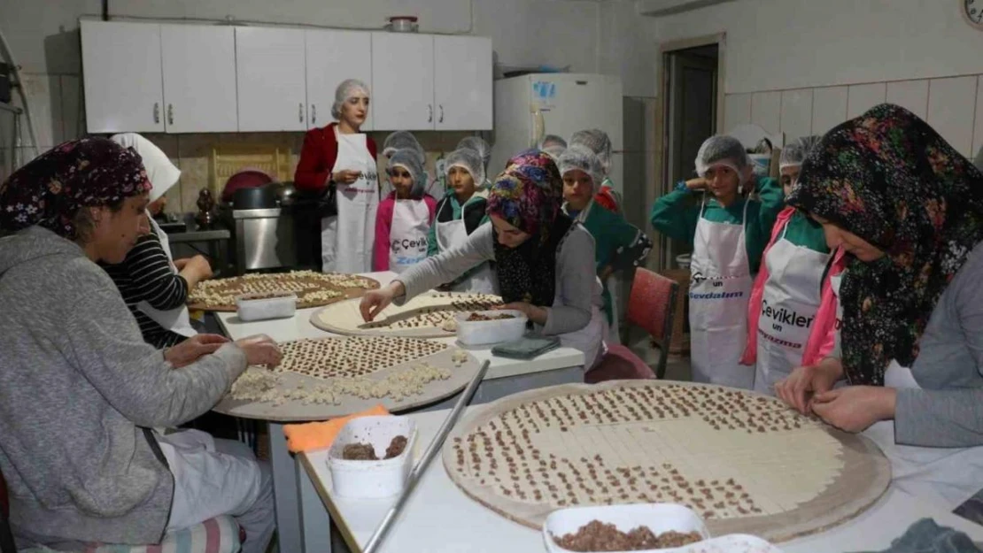 Öğrenciler unlu mamul üretim tesisini gezdi