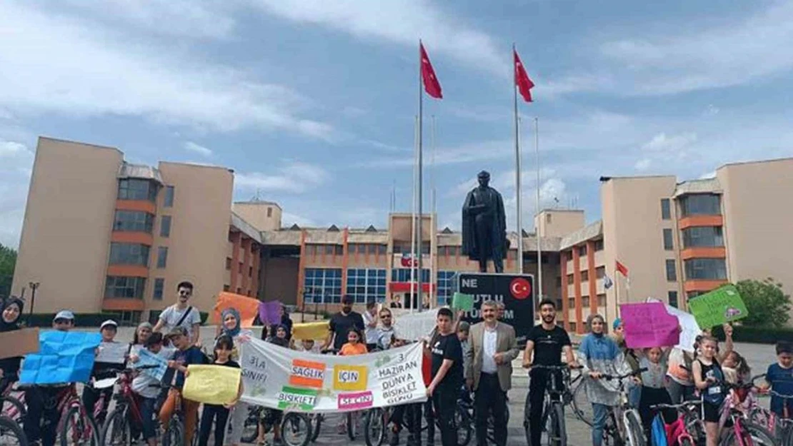 Öğrencilerden Bisiklet Günü etkinliği