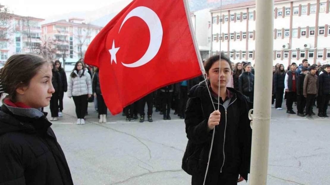 Öğrencilerden Pençe-Kilit şehitleri için saygı duruşu