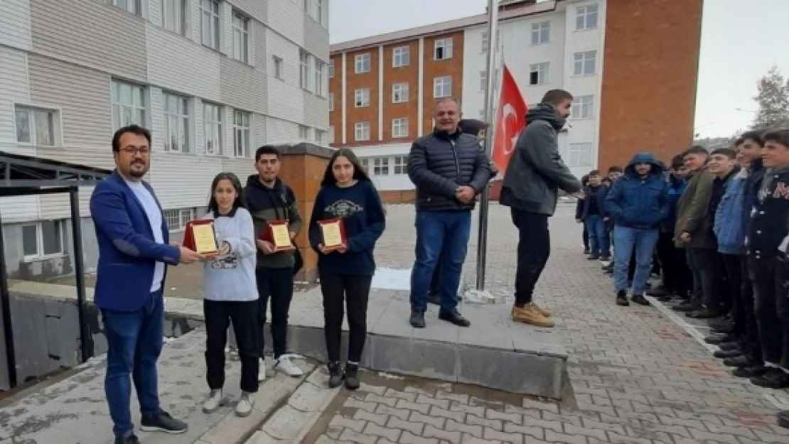 Öğrencilerin tarih projesi birincilik kazandırdı