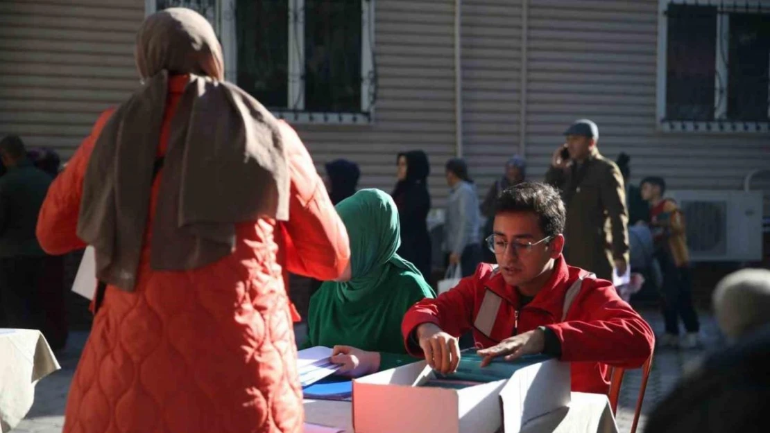 Öğrenim desteği alan öğrencilere banka kartları teslim edildi