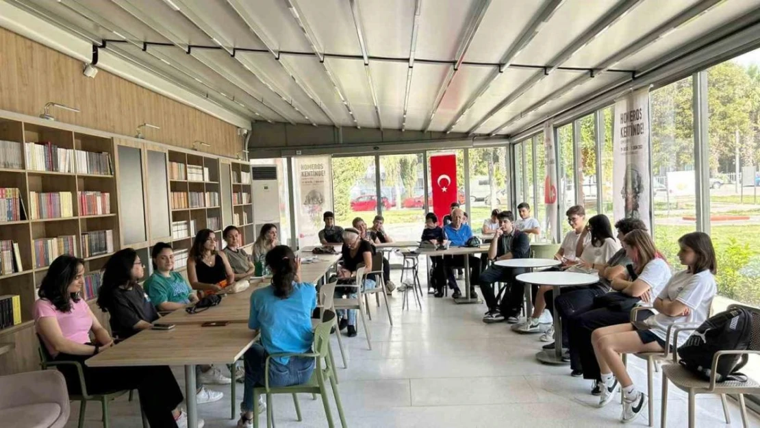 Öğretmen başkandan Bayraklı'ya 6 kitap kafe