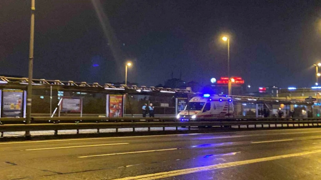 Okmeydanı'nda metrobüs reklam panosuna çarptı: 1 yaralı