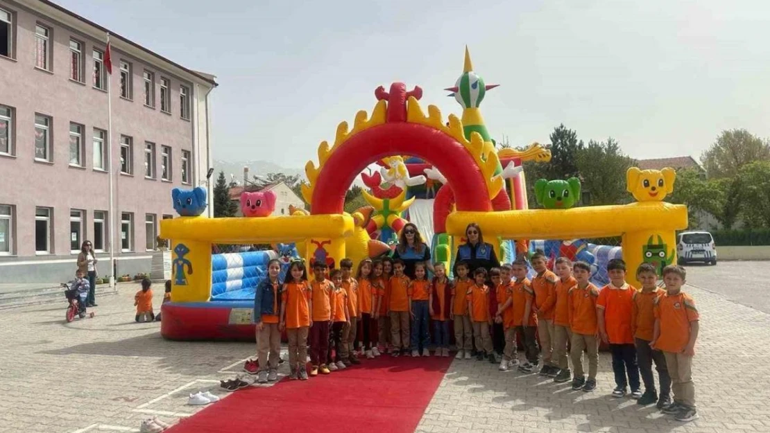 Okul bahçelerine kurulan balon park ile öğrenciler neşeleniyor