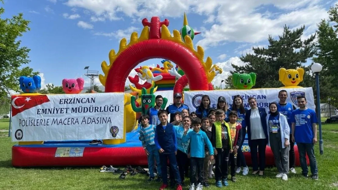 Okul bahçesine kurulan balon park ile minik öğrenciler neşeleniyor