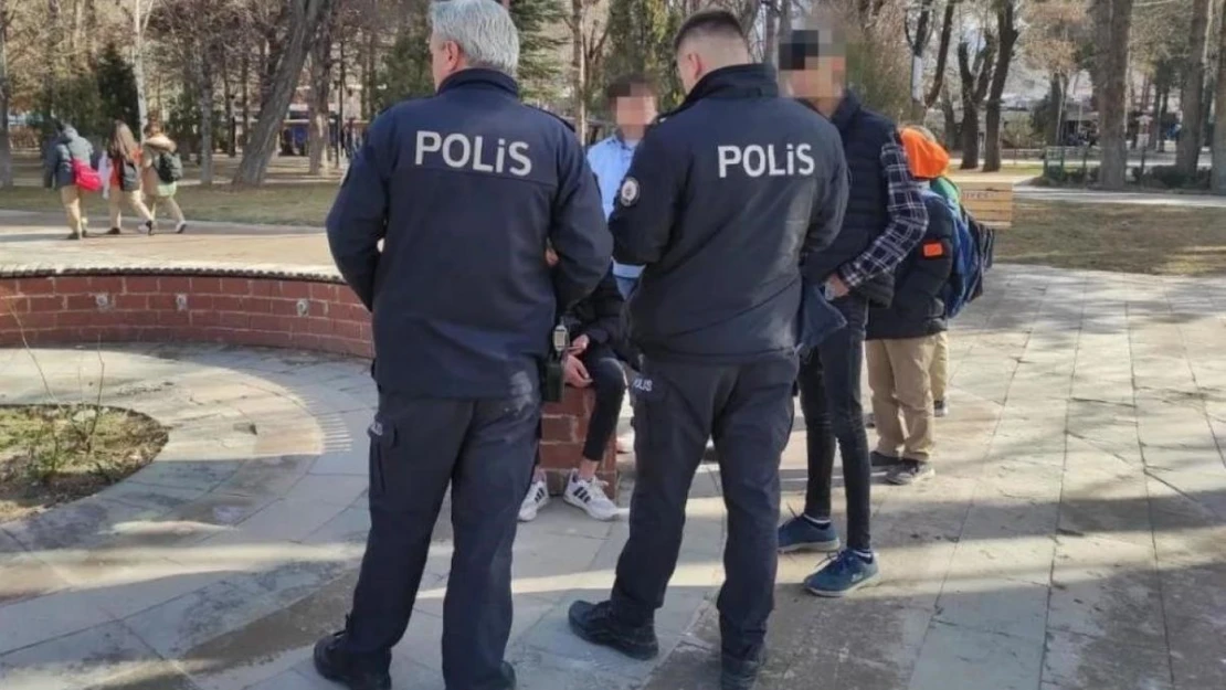 Okul önlerinde polis denetimi sürüyor