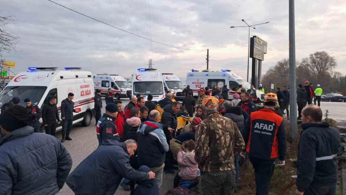 Balıkesir'de okul servisi ile tır çarpıştı