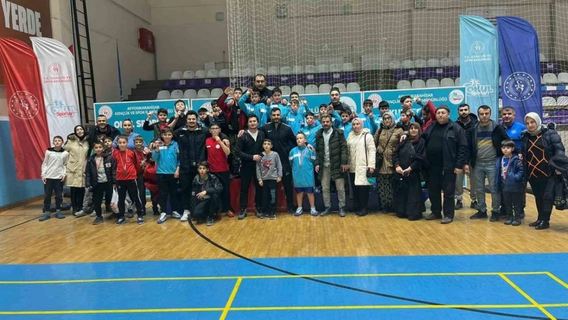 Okul sporları küçük erkekler güreş müsabakaları tamamlandı