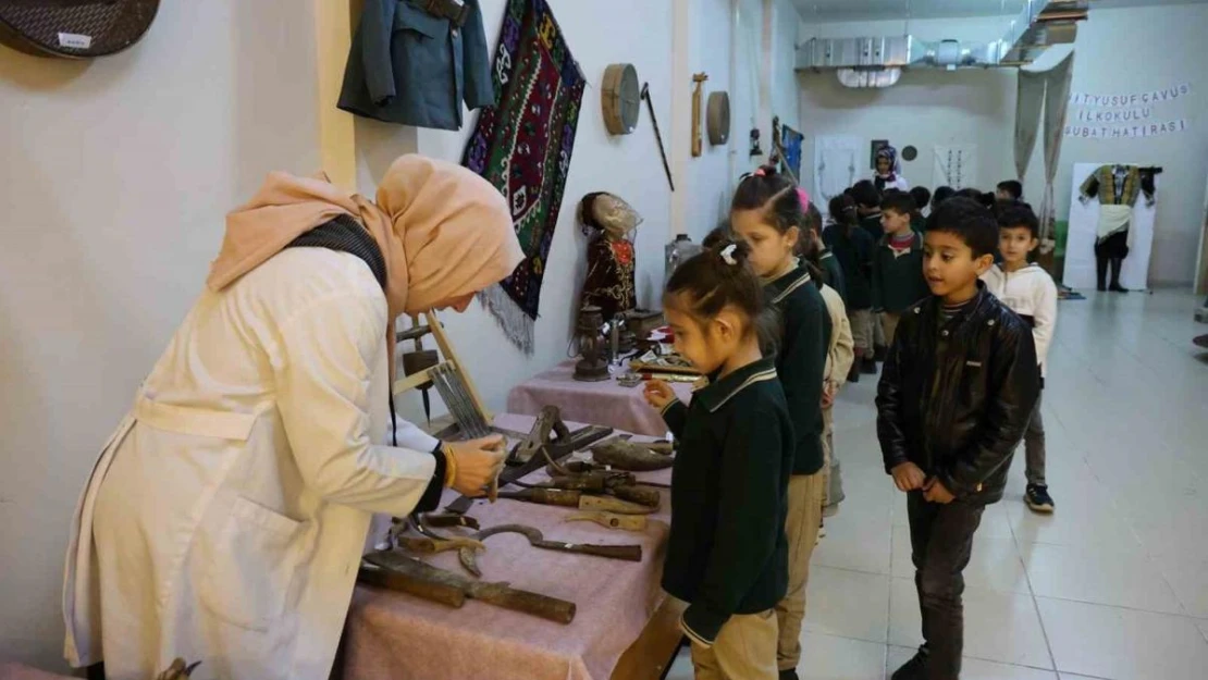 Okuldaki tarihi sergi öğrencileri geçmişe götürüyor