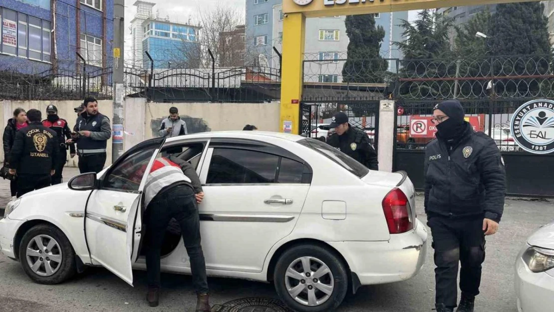 Okulların açılmasıyla birlikte Esenyurt'ta polis ekipleri okul önlerinde denetim gerçekleştirdi