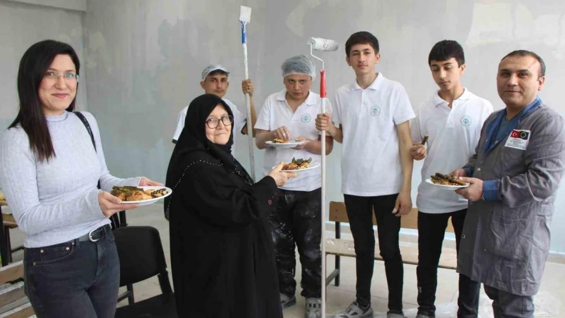 Okulu boyamaya gelen öğrencileri şehit evladının en sevdiği yemekle karşıladı