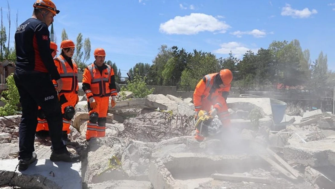 Olası deprem için yerinde eğitim aldılar