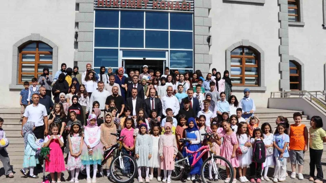 Oltu'da başarılı öğrenciler ödüllendirildi