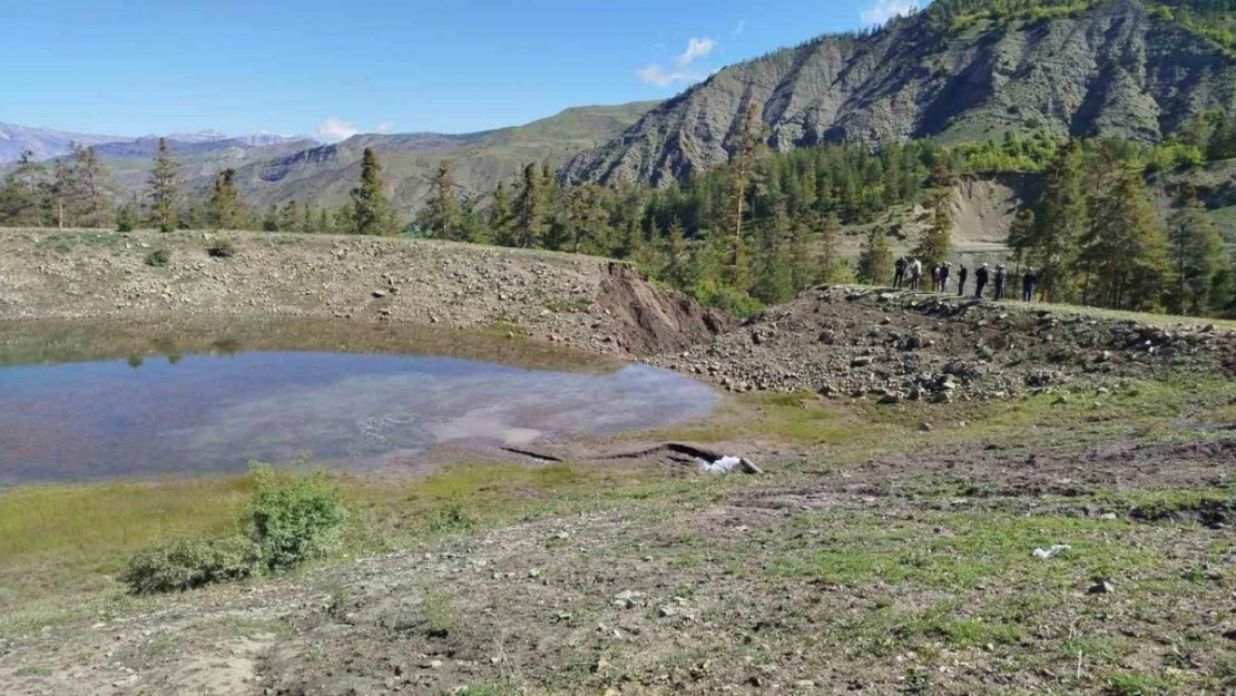 Oltu'da gölet taştı, bahçe ve araziler sular altında kaldı