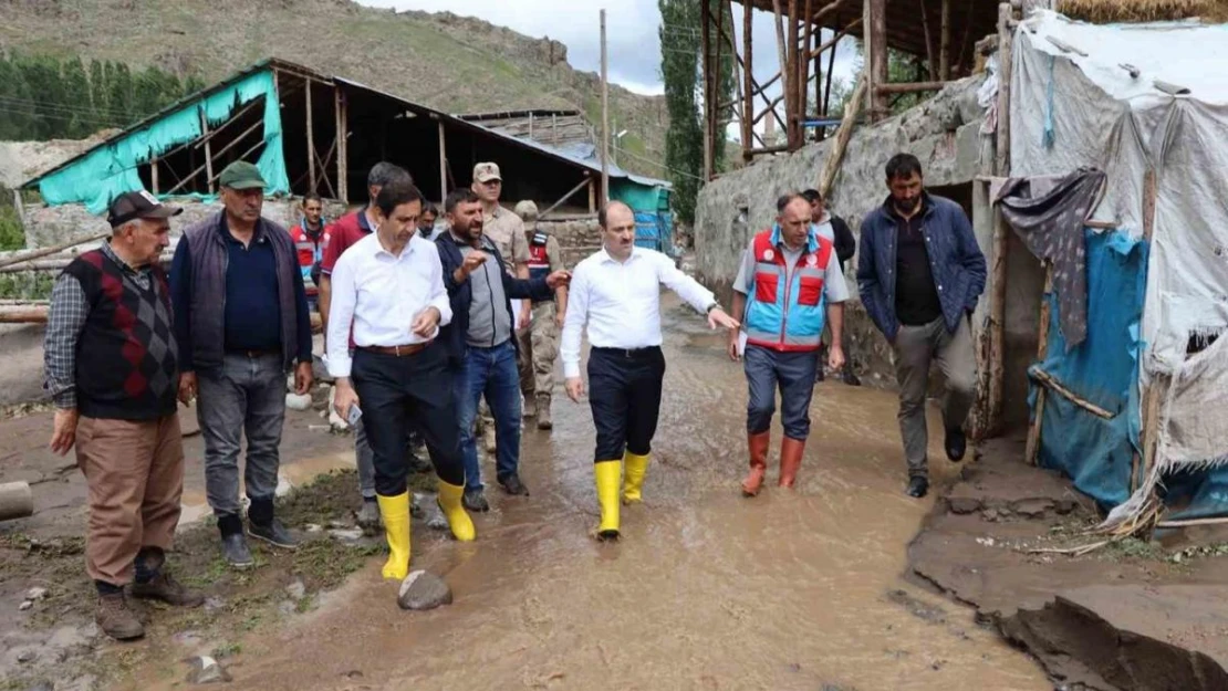 Oltu'da sağanak yağış sele dönüştü