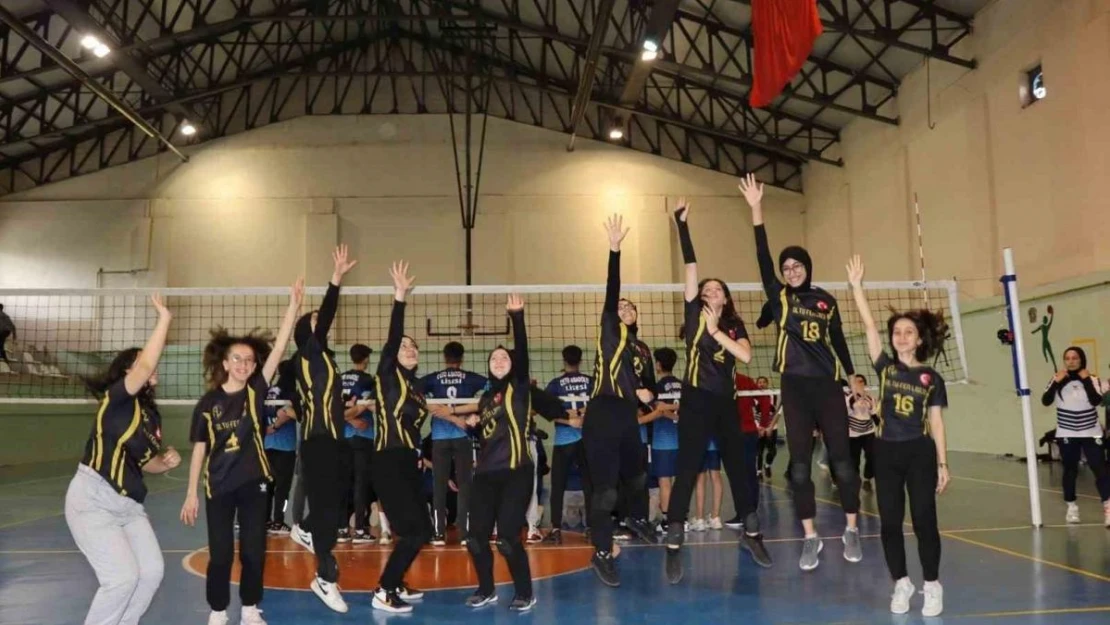 Oltu'da voleybol rüzgarı esti