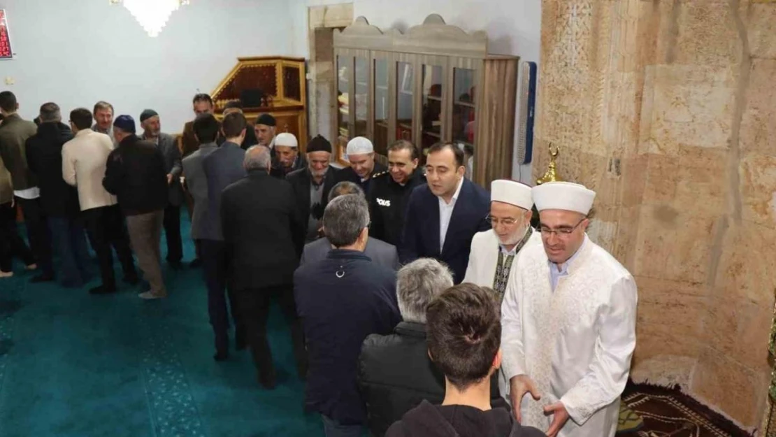 Oltulular Tarihi Aslanpaşa Camii'nde bayramlaştı