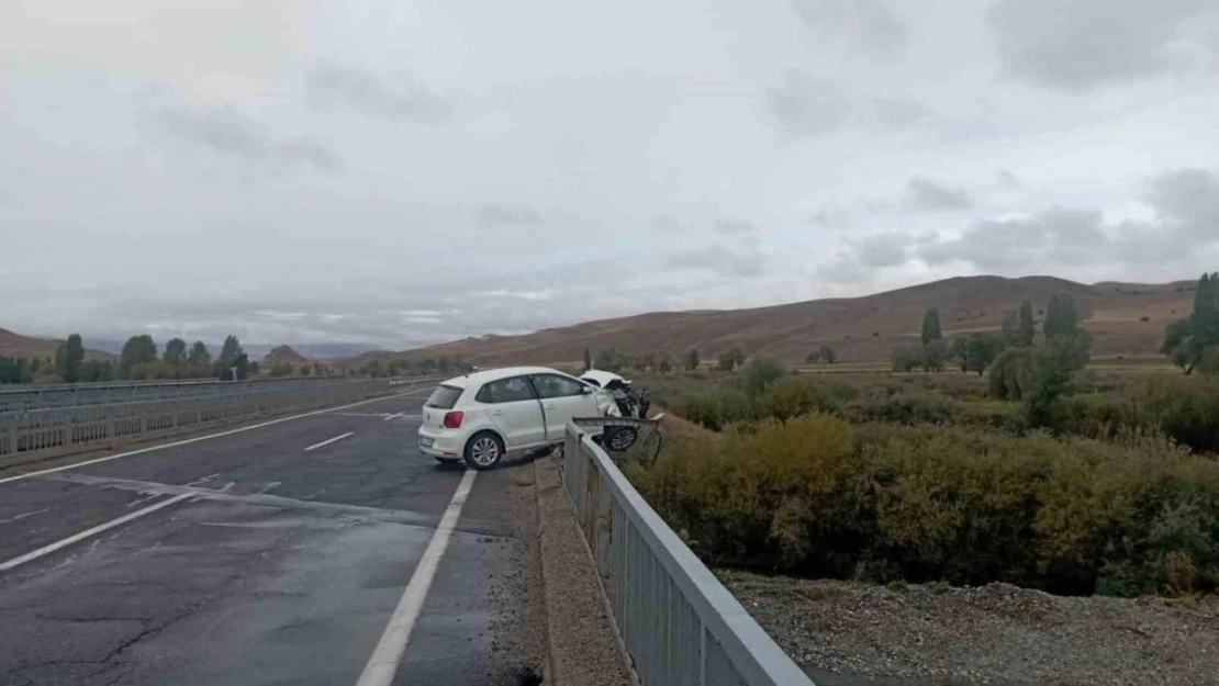 Ölüme ramak kala: Otomobil köprüde asılı kaldı