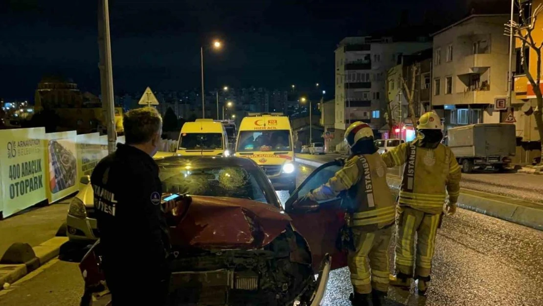 Önce park halindeki tıra, ardından kayarak başka bir otomobile çarptı