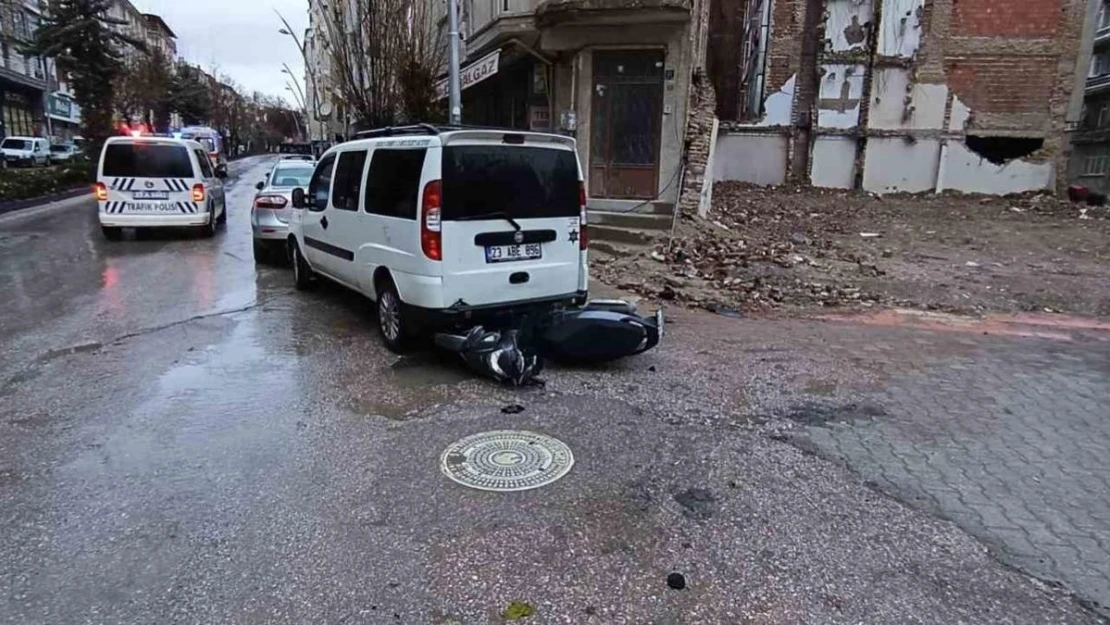 Önce seyir halindeki araca, ardından park halindeki hafif ticari araca çarptı