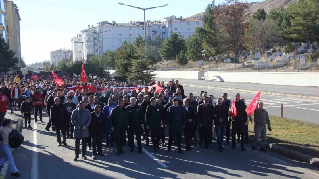 Onlarca vatandaş şehitler için yürüdü