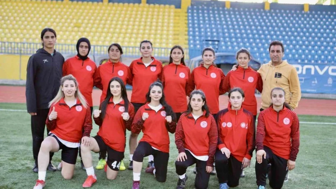 Önyargılara meydan okuyan Ağrı'nın tek kadın futbol takımı zirveye yükseliyor