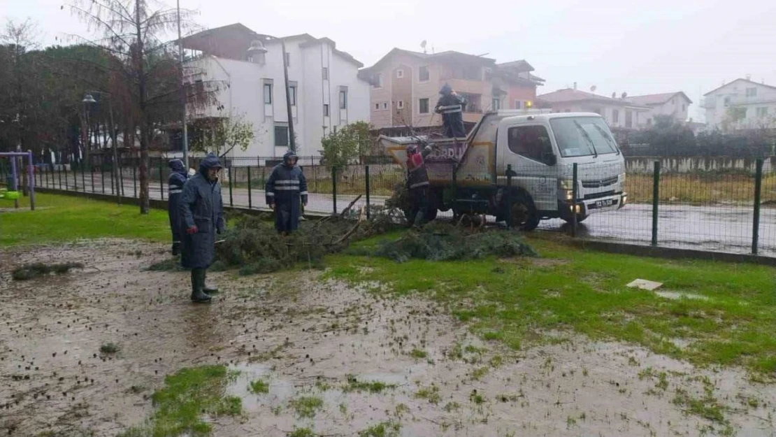 Ordu'da fırtına 12 çatıyı uçurdu