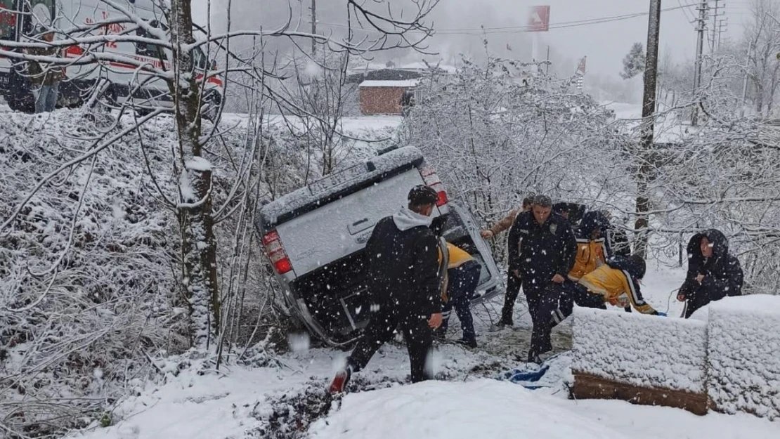 Ordu'da kar yağışı kazaya neden oldu: Kamyonet bahçeye uçtu, karı koca yaralandı