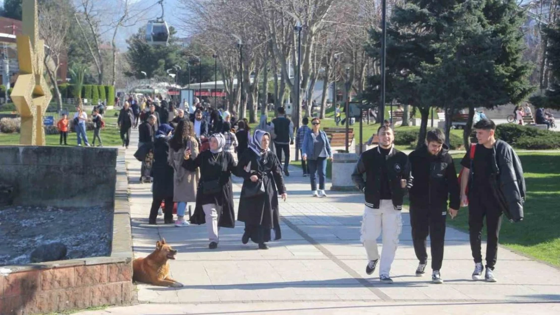 Ordu'da kış mevsiminde yaz havası sahilleri doldurdu