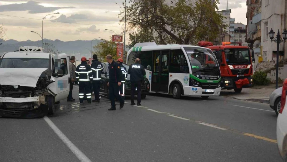 Ordu'da meydana gelen kazada sahil yolu trafiği kilitlendi