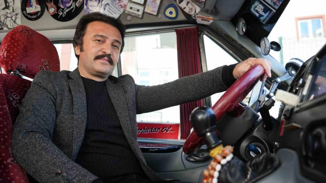 Orhan Gencebay'a benzeyen Müslüm'den yolcularına nostaljik yolculuk